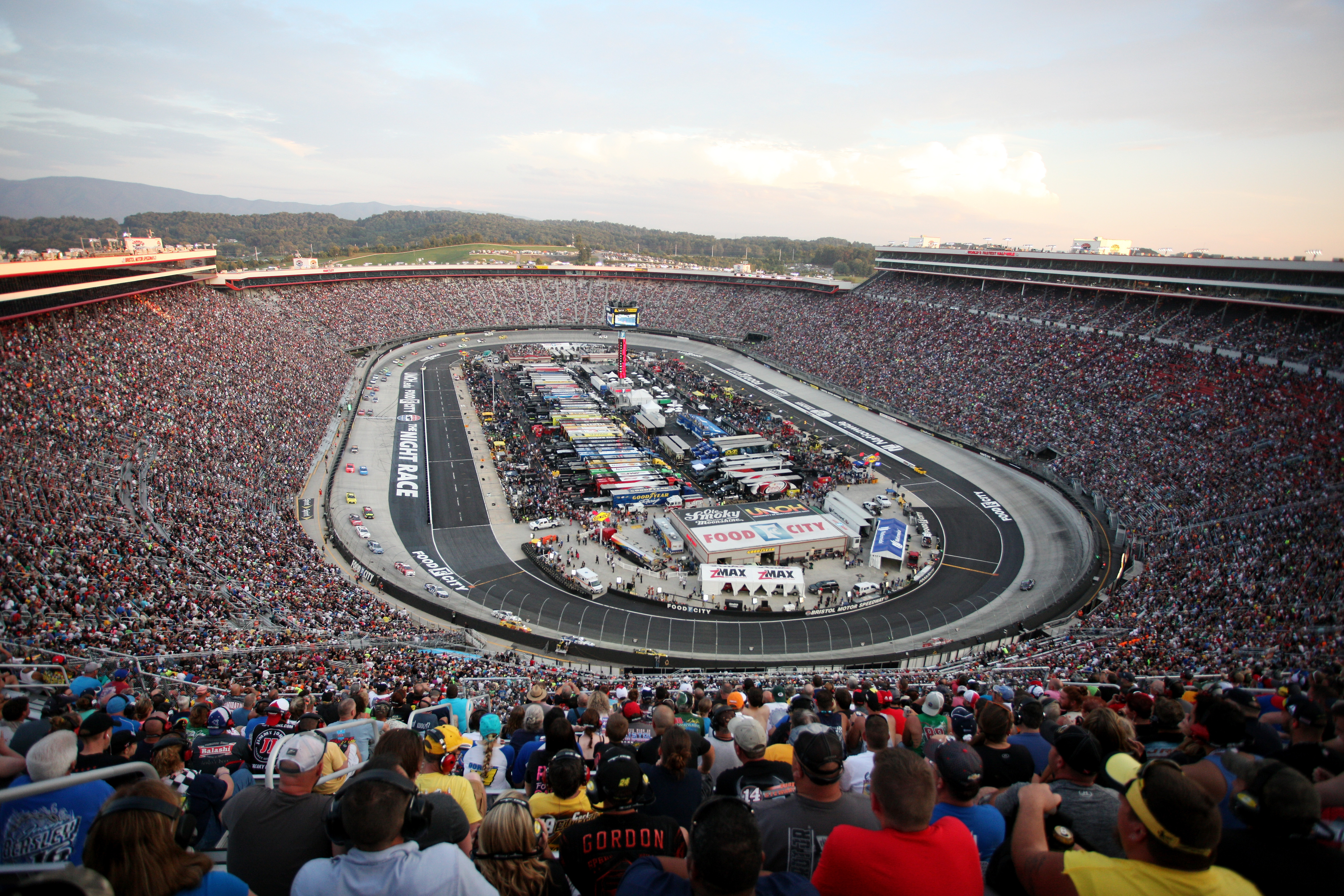 Гонки на стадионе. Бристоль трасса наскар. NASCAR Bristol Motor Speedway. Трасса наскар в Индианаполисе. NASCAR стадион.