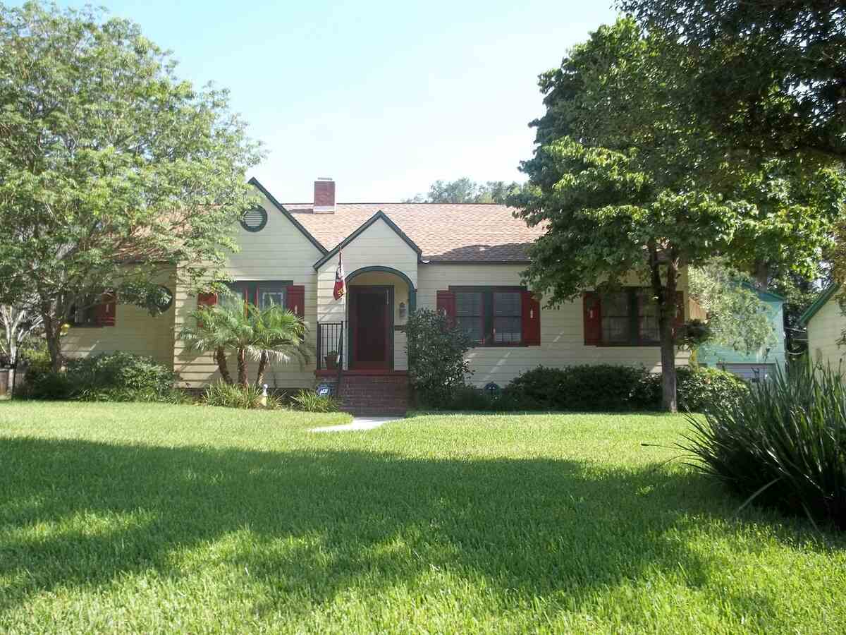 A front lawn of a house in Tampa Florida