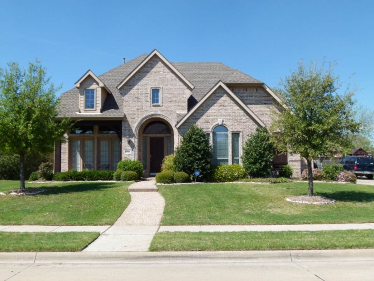 a beautiful lawn infront of a house in Dallas