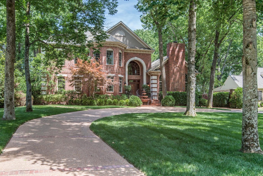 image of a lawn of a house in Nashville