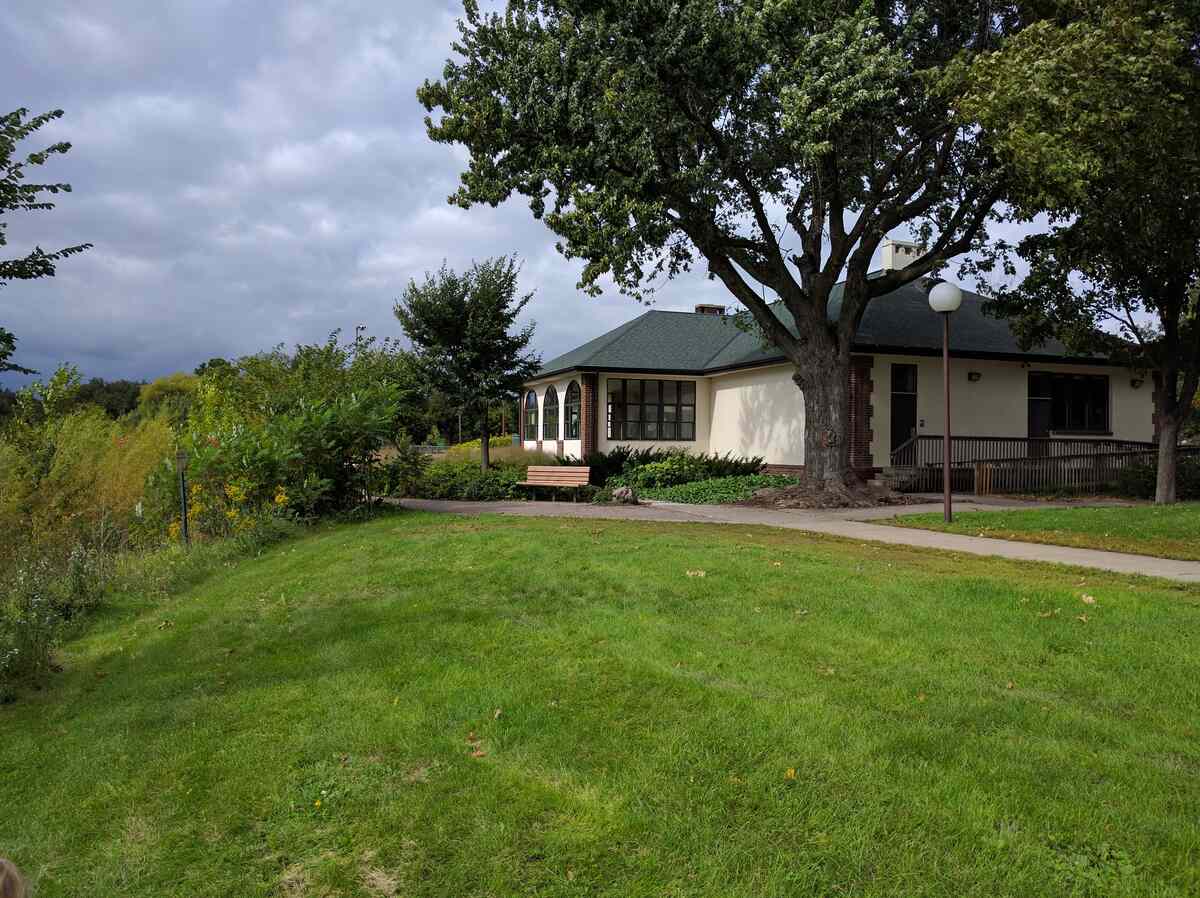 Lake Hiawatha Park building and lawn