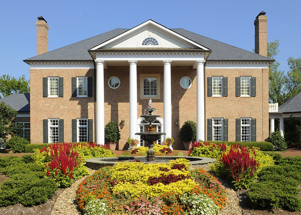16 Most Picturesque Homes of College and University Leaders