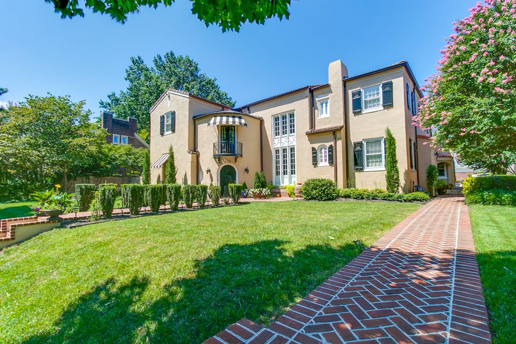 A house with a lawn in Virginia