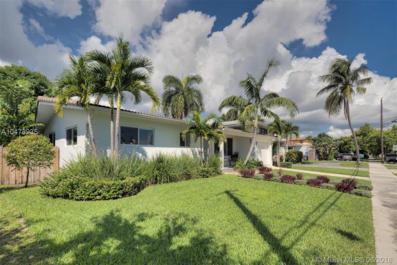 Summer Lawn Care Tips for Miami - IS23r1eoddvxmq1000000000 800x534