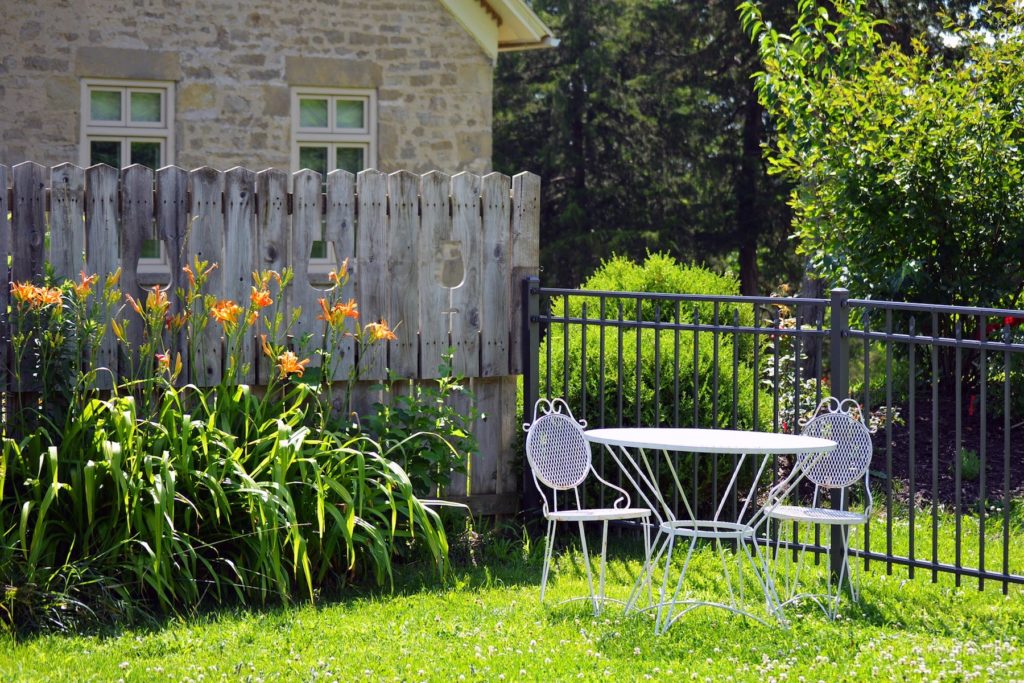 Backyard with a lawn and a table with chairs