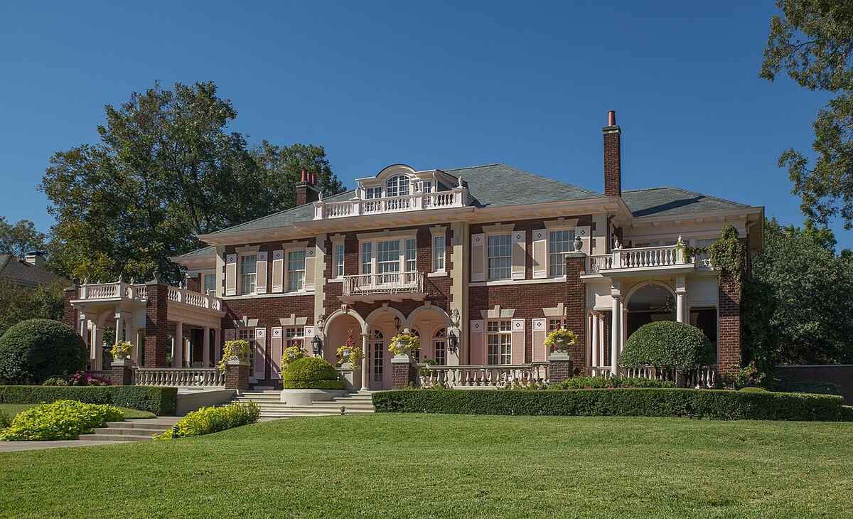 A front lawn of house in dallas