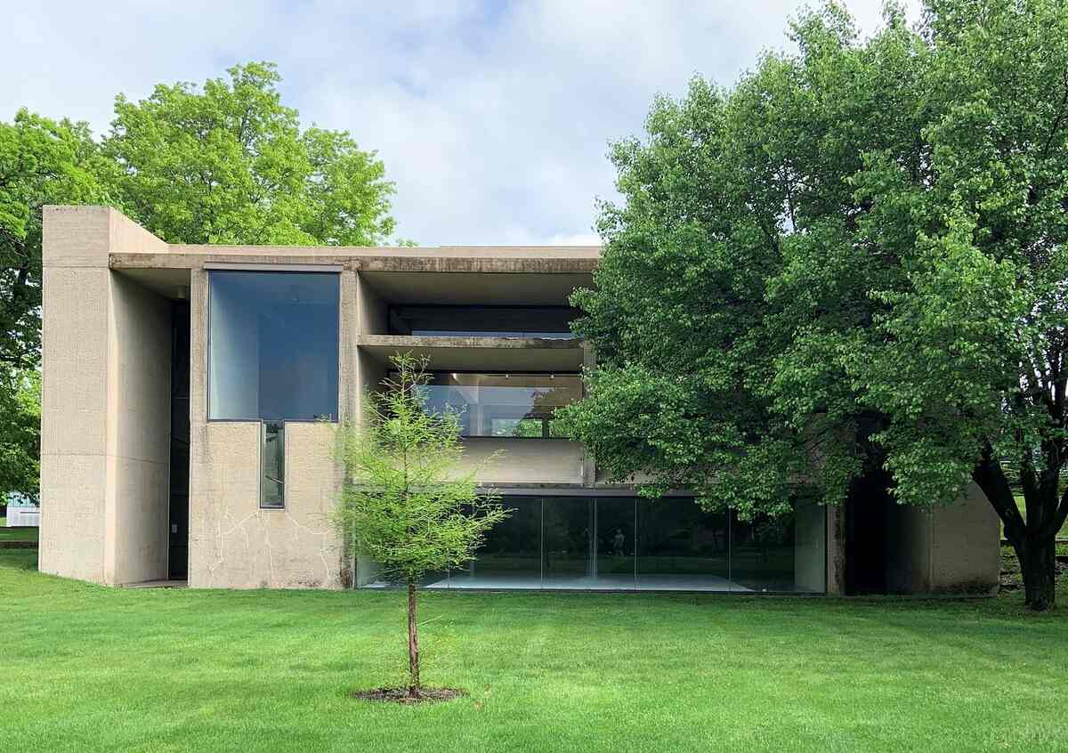 image of a lawn in front of des moines art center