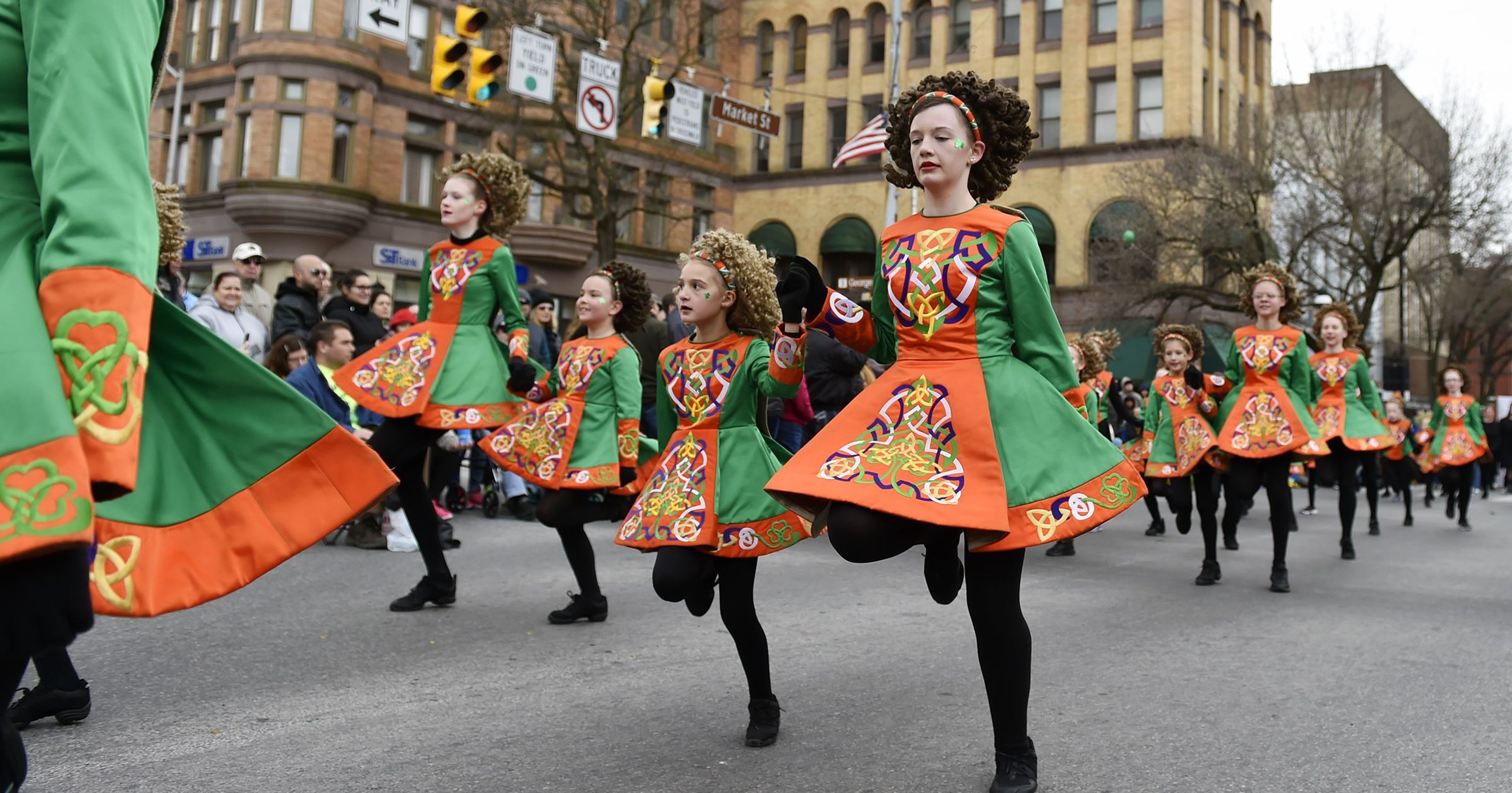 Irish day. Ирландские танцы Святой Патрик. Ирландский танец Северная Ирландия. День Святого Патрика в Ирландии. Национальный костюм Северной Ирландии.