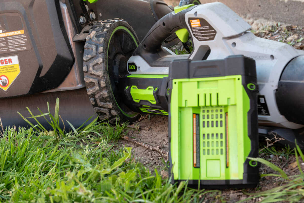 Black & Decker Lawn Mowers - Charging and Storing Batteries 