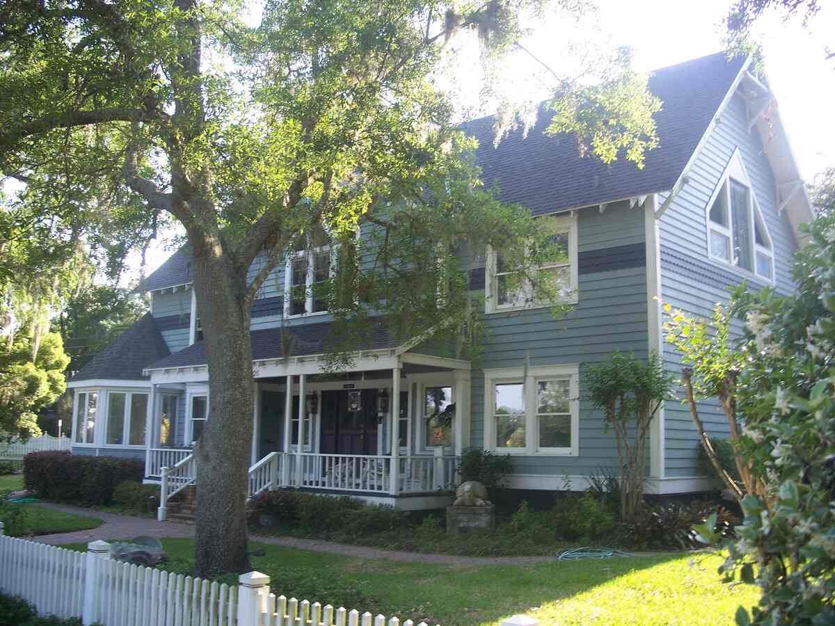 a lawn in front a house in O