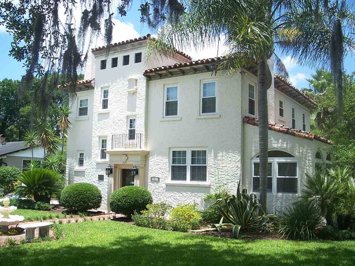 A building in a jacksonville florida with palm trees in landscape