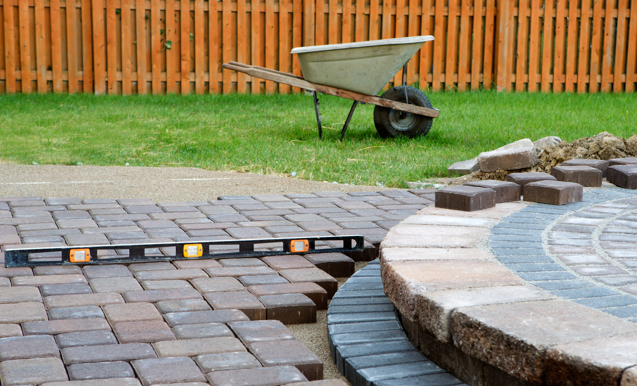 instaling bricks in a lawn