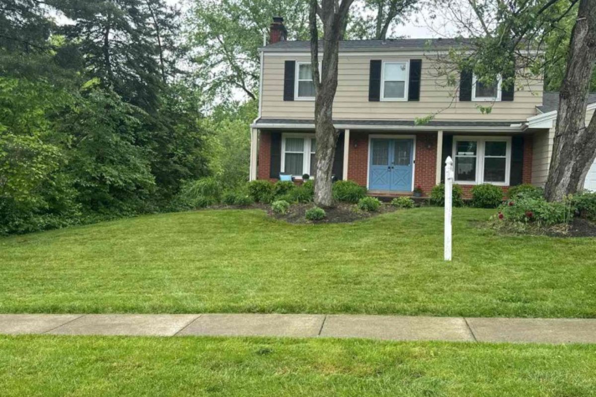 Photo of a a beautiful house and its lawn mowed by a LawnStarter Pro in Akron, Ohio