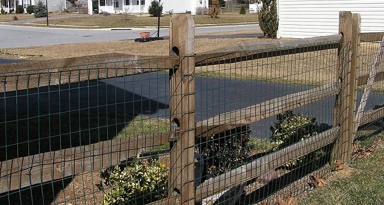 Hog wire fence with wood frame in a neighborhood