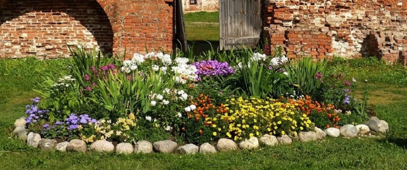 Flower bed with rocks for edging
