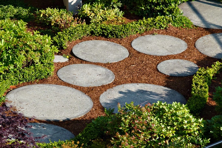 Circular pavers in a mulch bed