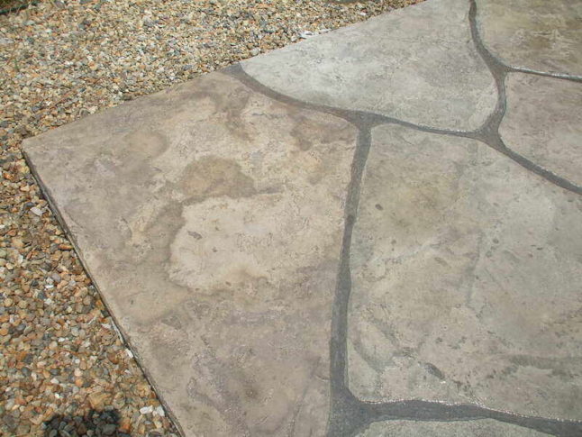 Pea gravel border around a flagstone patio