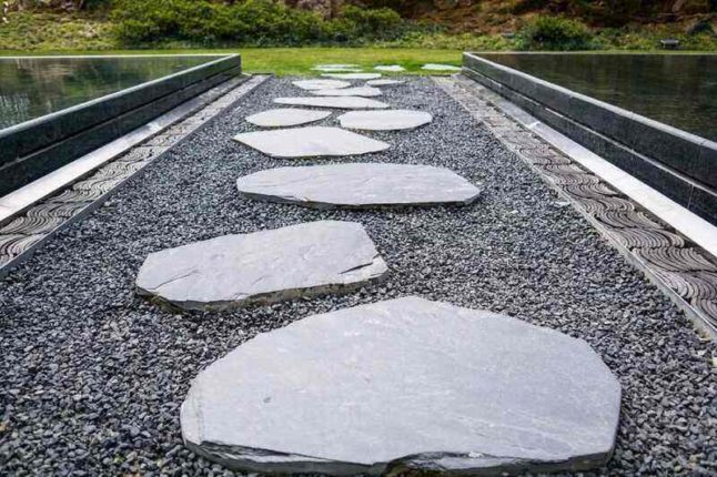 Pea gravel walkway with inset flagstone stepping stones