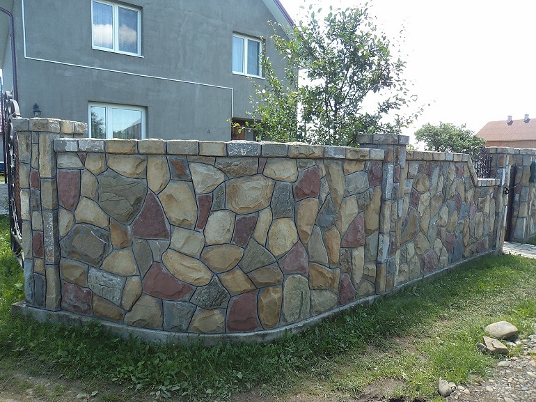 Stone wall with different colors of natural stone 