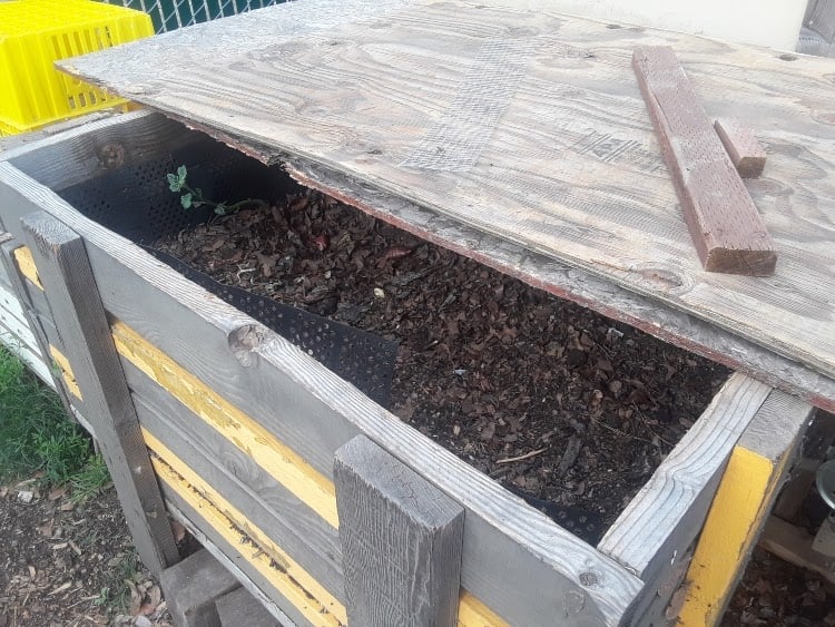 wooden pallet compost bind