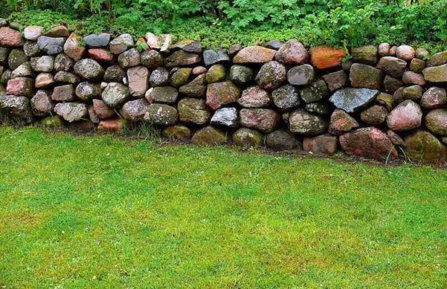 wall build with rocks