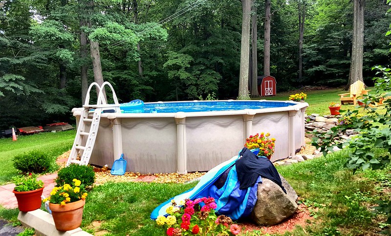 Landscaping around an above-ground pool