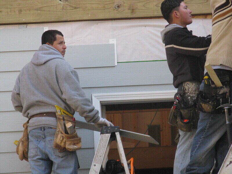 workers putting up siding