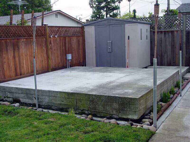 multiple slabs of concrete on top of one another to make the entire square of concrete very thick