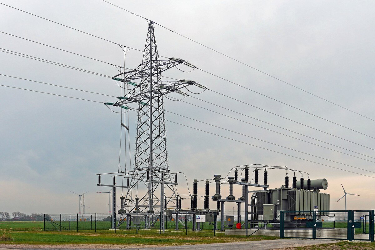 Text: What is Energy | Background Image: Power Plant woth Transmition lines