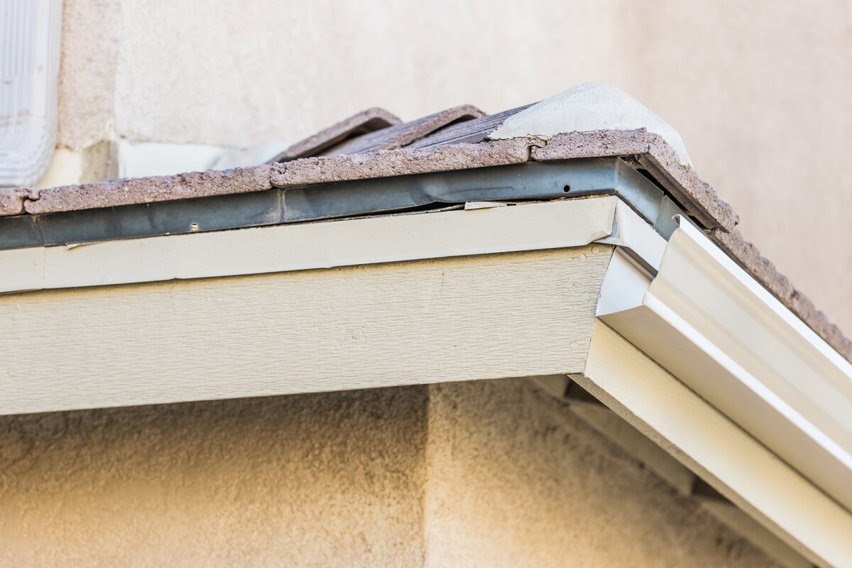 Text: Seamless gutters: Background Image: Home Wall with Seamless gutter