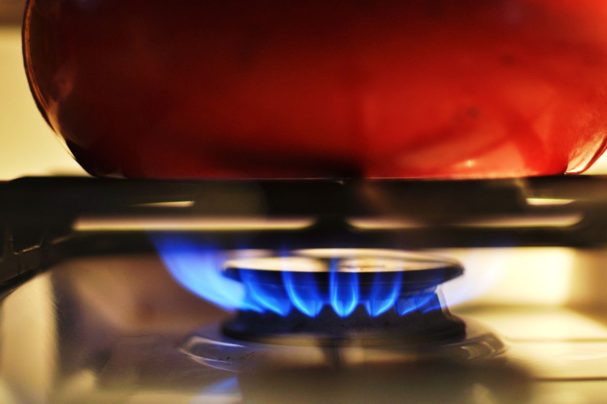 Text: Natural gas provider | Background Image: Gas on below the bowl