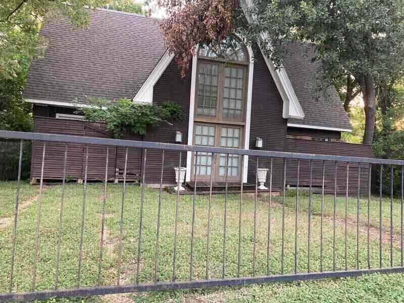 Wrought iron fence outside a Dallas home