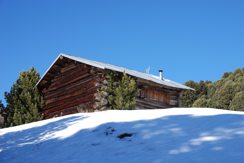 Slopped roof snow