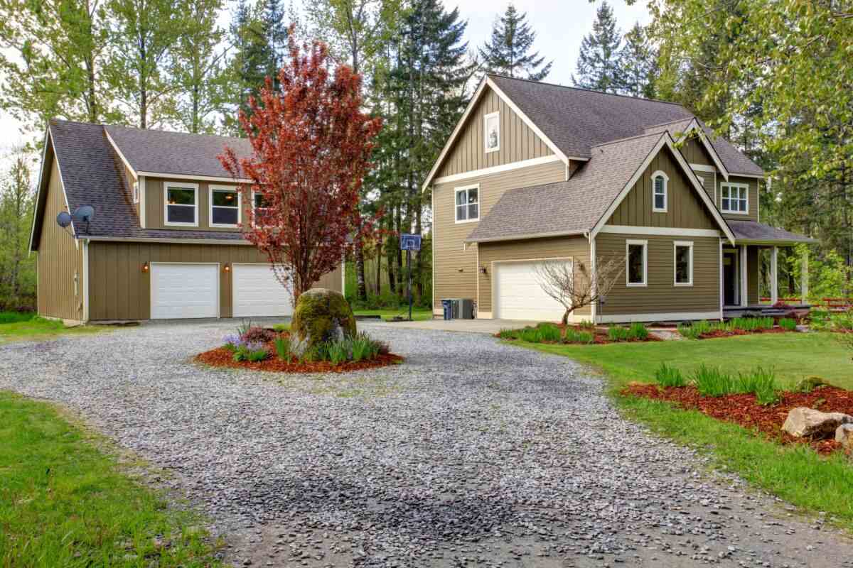 countryside house exterior view of entrance and gravel driveway