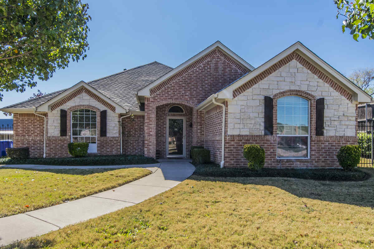 image of a grassy lawn in front of a house