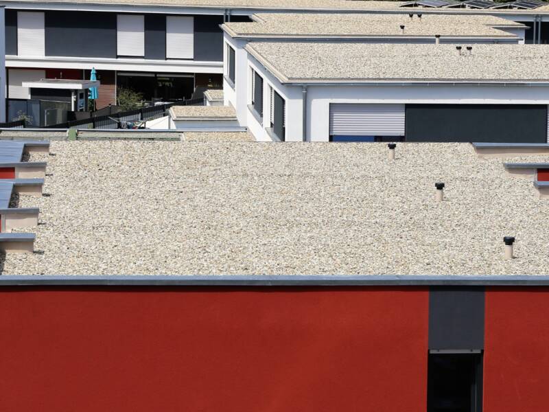 A picture showing a flat gravel roof which is easy to clean