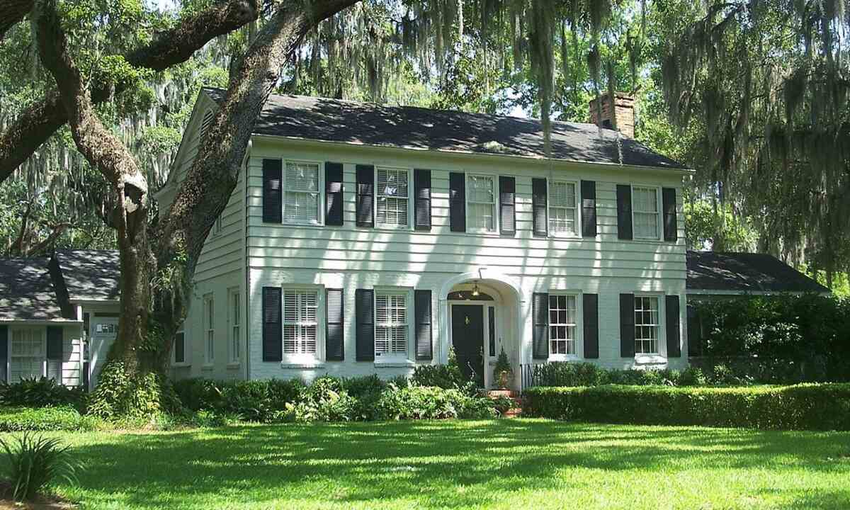 A front lawn of a building in Jacksonville