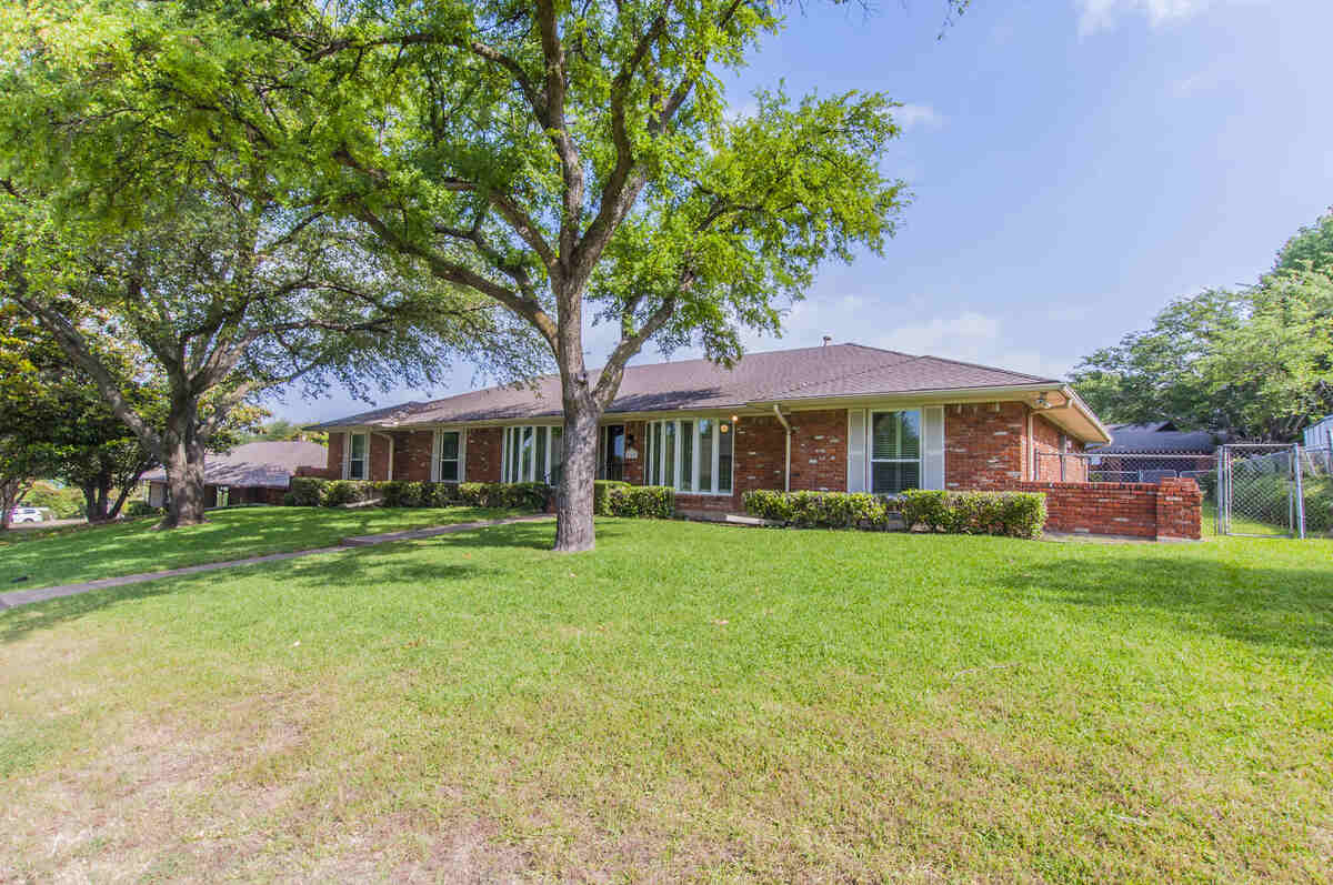 image of a lawn in rockwall