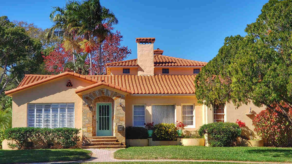 A front lawn of a house in florida