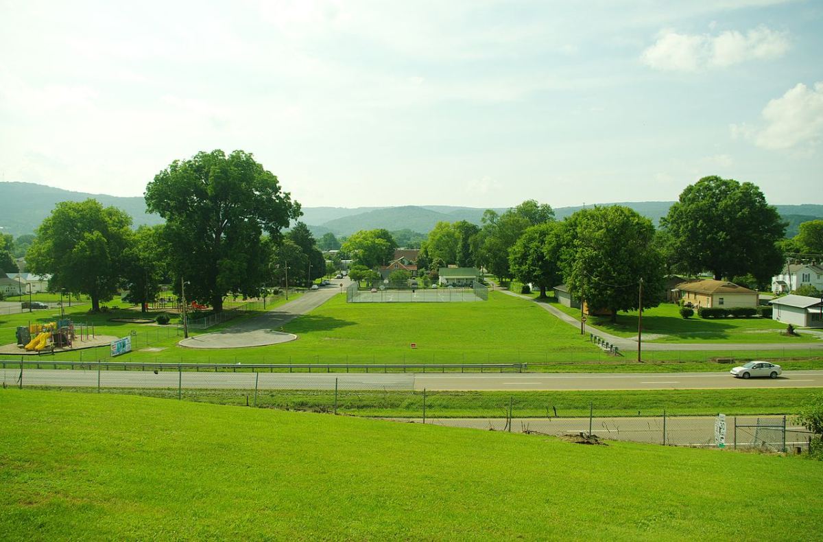 Dayton, Tennessee, Tennessee, viewed from the lawn of the old Cedar Hill Hotel building. US Route 27 is below; the street on the left ending in a cul-de-sac is 1st Avenue. The Cumberland Plateau spans the horizon.