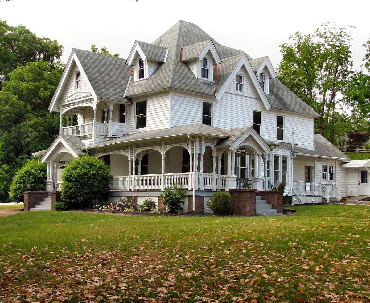 The LaFollette House, also known as Glen Oaks, in LaFollette, Tennessee, United States.