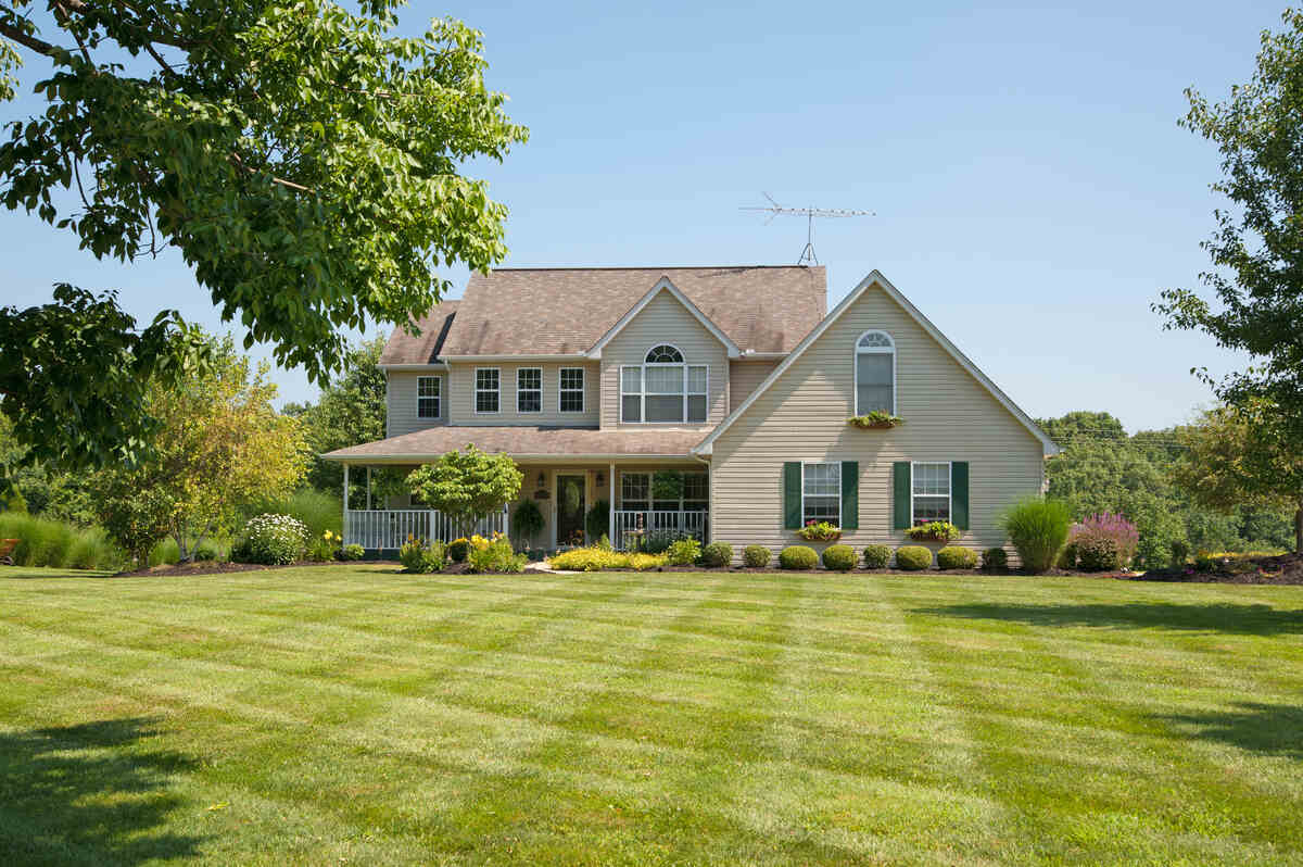 Green pastures surround a farm house in Kentucky, USA.