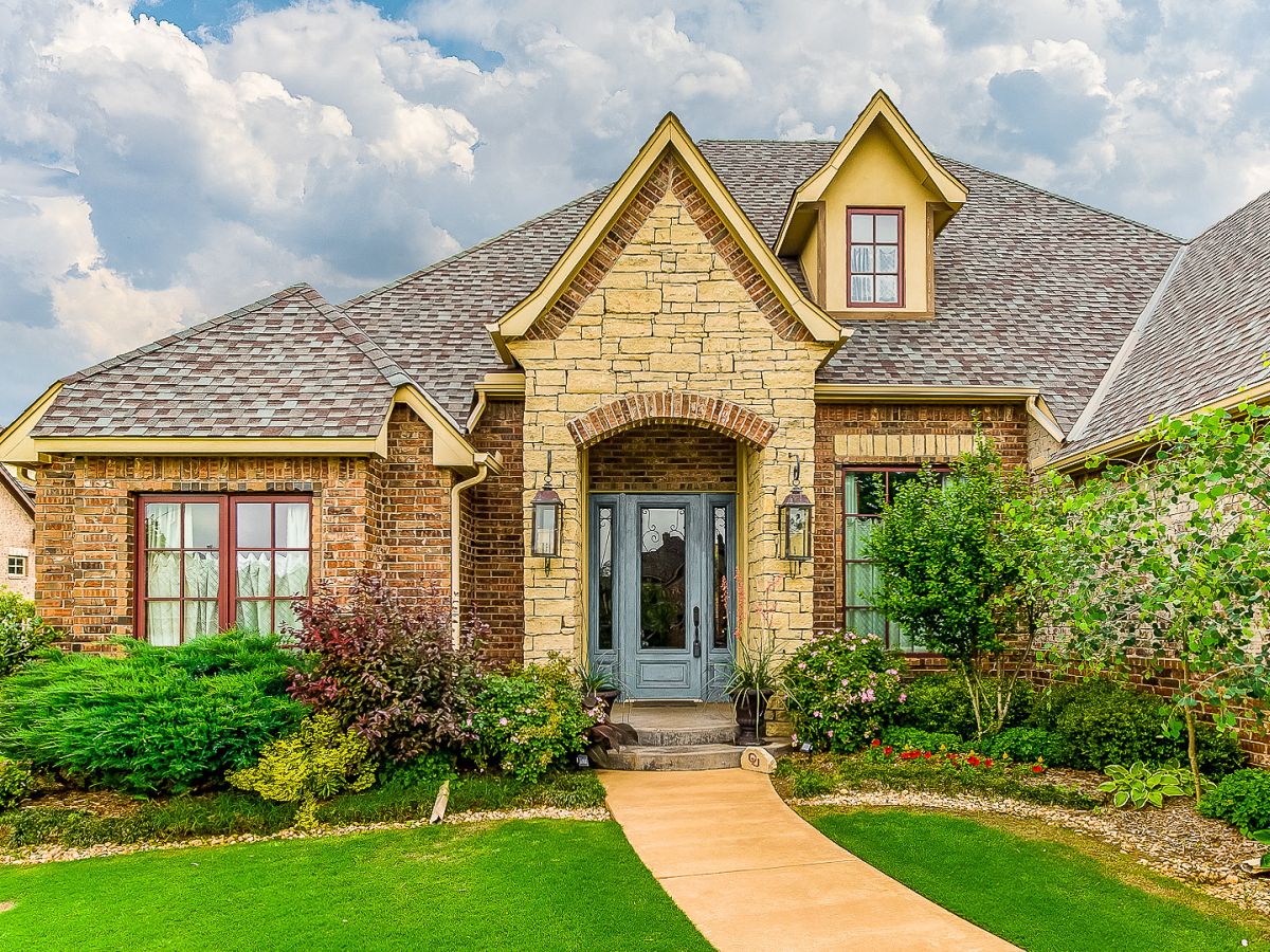 Zoysia grass in front of a house