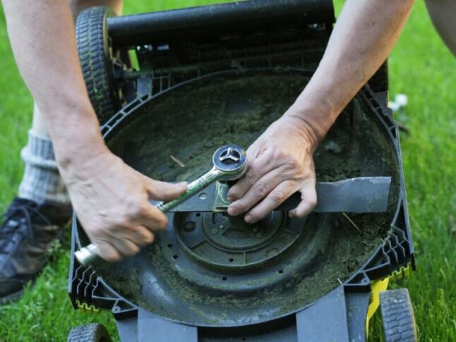 tighten the blade of a lawnmower