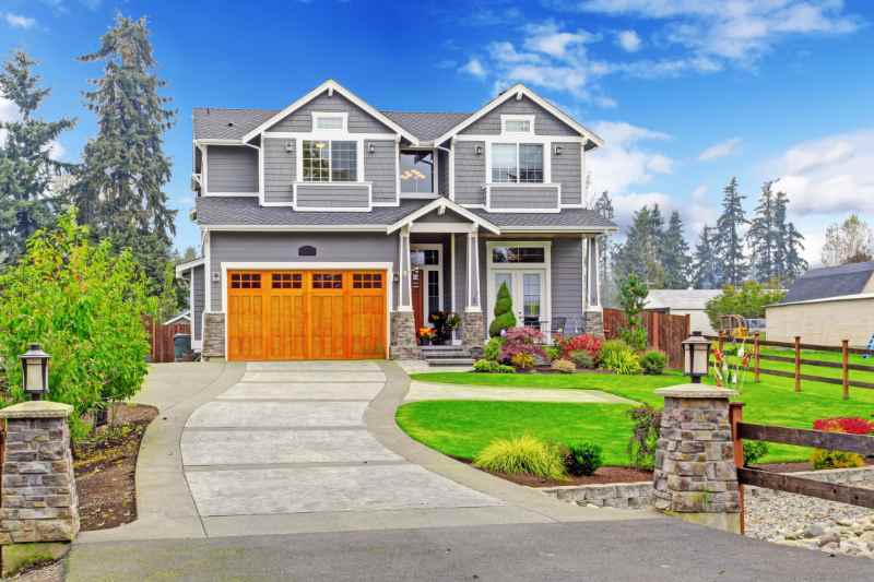 house exterior with curb appeal