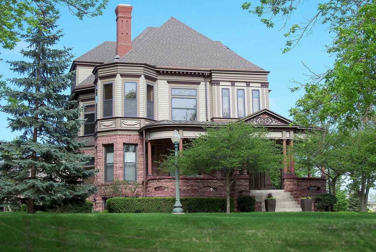 lawn in front of a house in Sioux Falls
