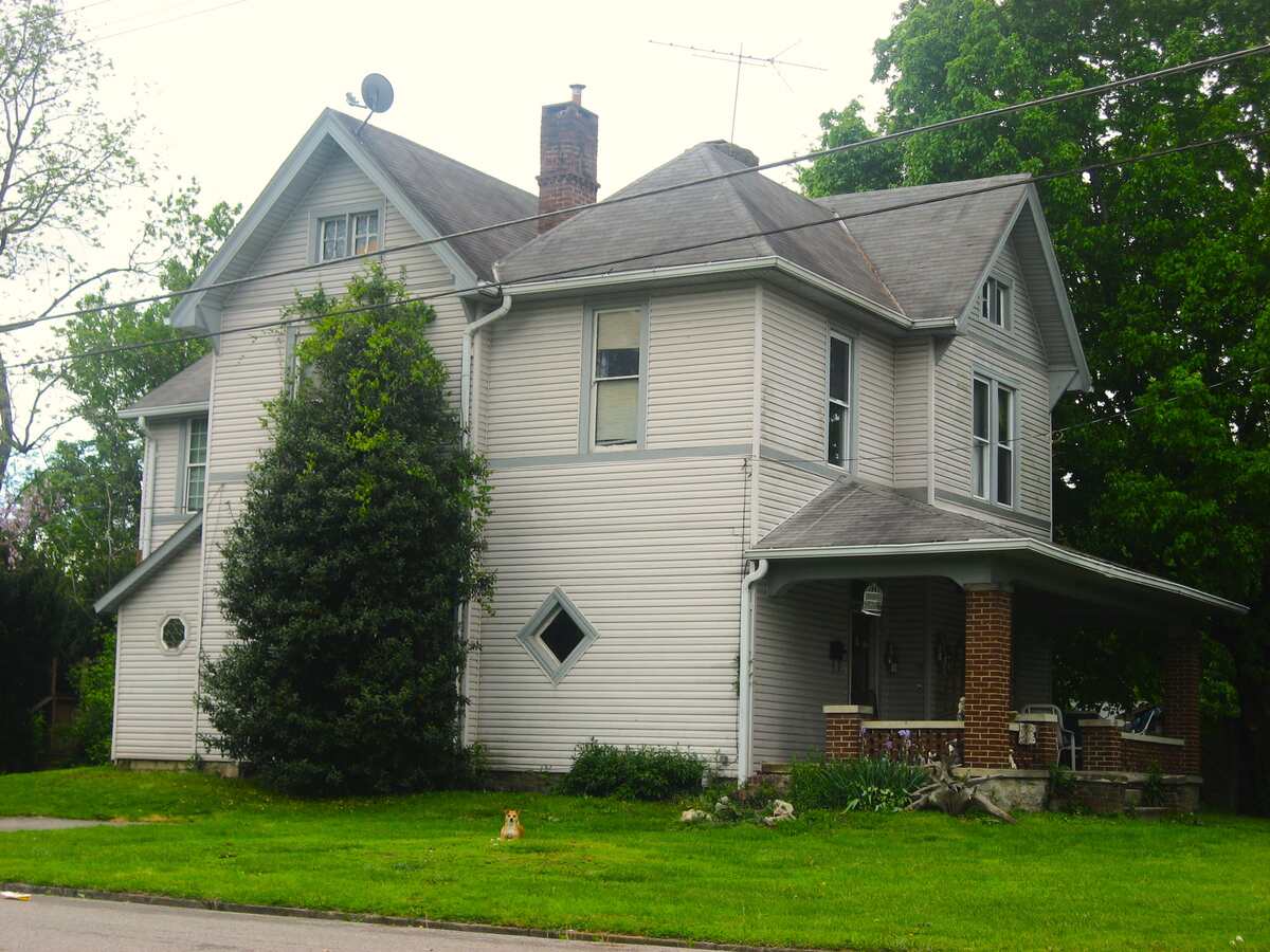 lawn in front of Chipman House in Kentucky