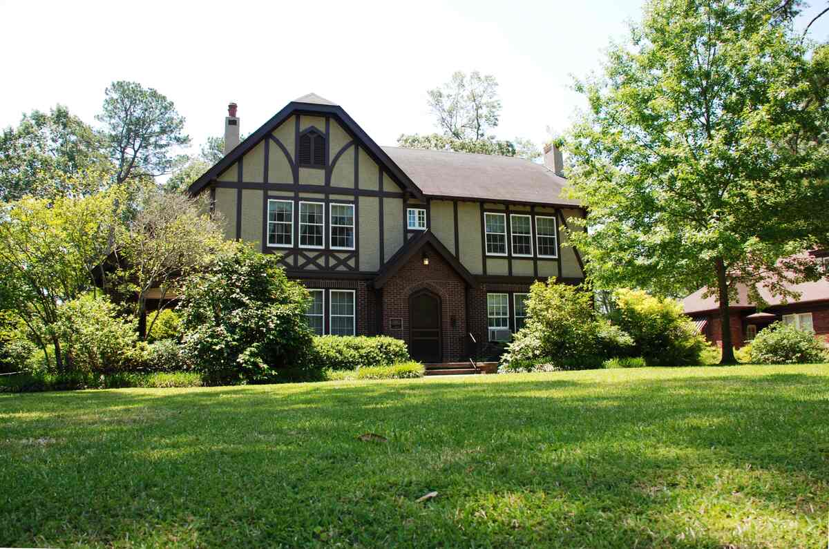 lawn in front of the Eudora Welty House in Jackson, Mississippi