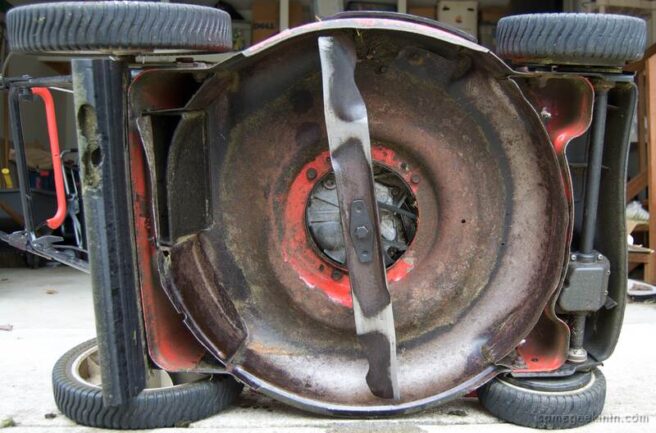 Best Ways to Clean a Lawn Mower Deck Best Ways to Clean a Lawn Mower Deck