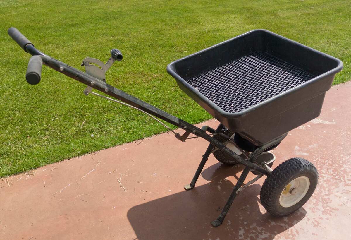 wheelbarrow spreader for your lawn